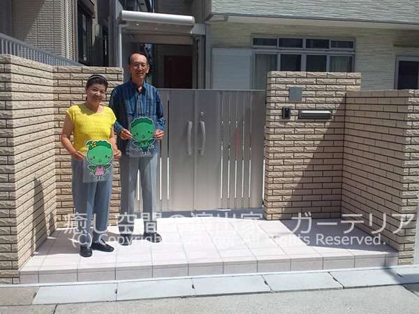 レンガ調の門柱